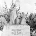 Bolyaiak szobra