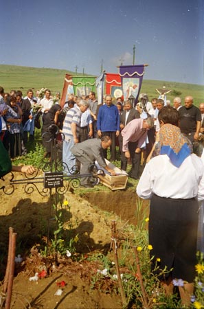 fedetlen koporsó a sírnál