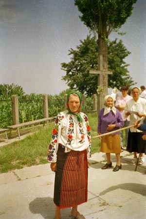 asszony viseletben