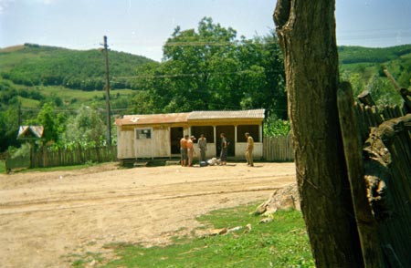 alku a kocsma előtt