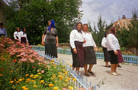 templomból kijövők