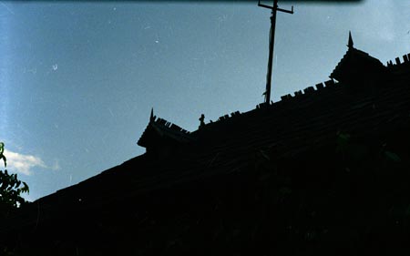 háztető füstlyukakkal