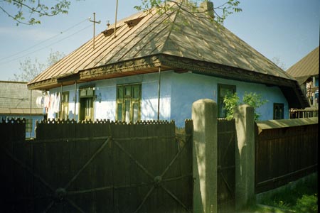 lakóház és kapu