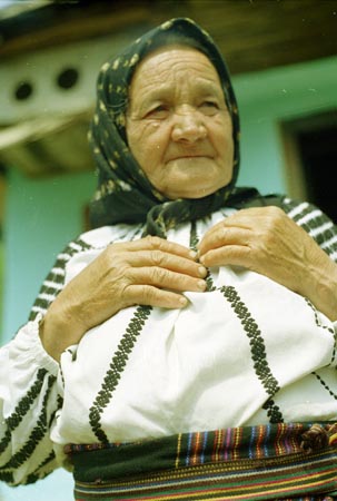 idős asszony a búcsún