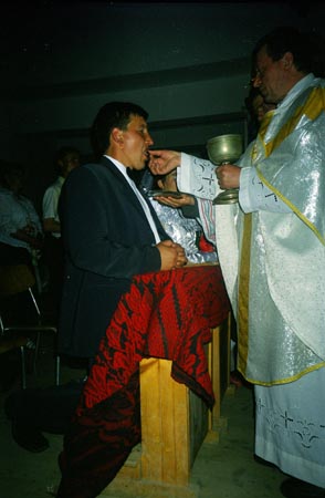 esküvő a templomban