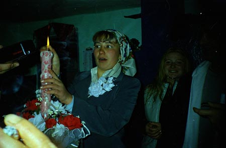 virágosgyertya meggyújtása