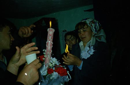 virágosgyertya meggyújtása
