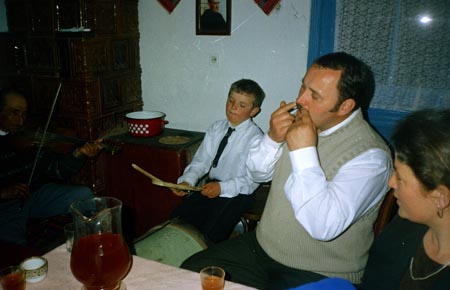zenélő család