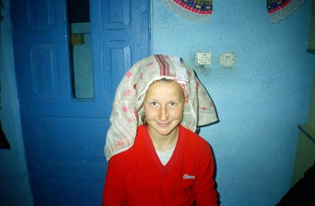 felkerpázott lány