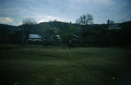 kerékkel játszó gyerek