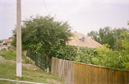 lakóház füstlyukkal