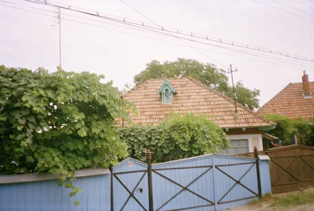 lakóház füstlyukkal