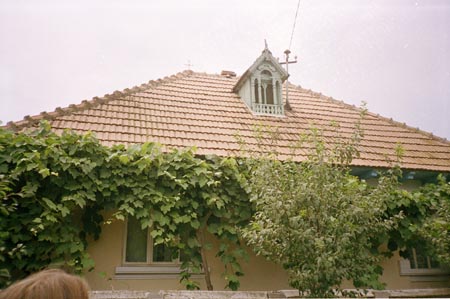 lakóház füstlyukkal