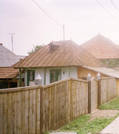 lakóház füstlyukkal