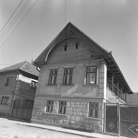 épület