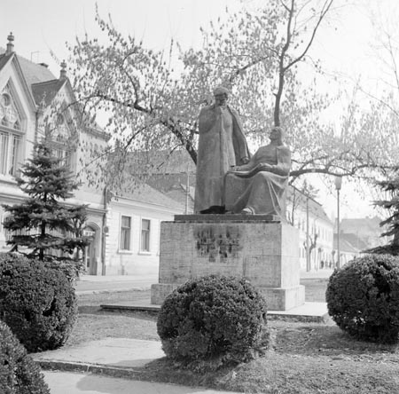 Bolyaiak szobra