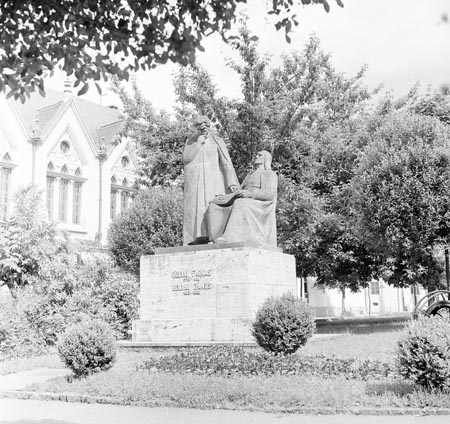 Bolyaiak szobra