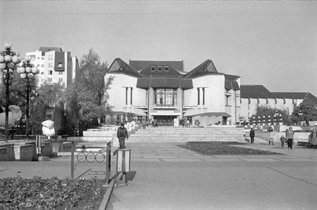 színház