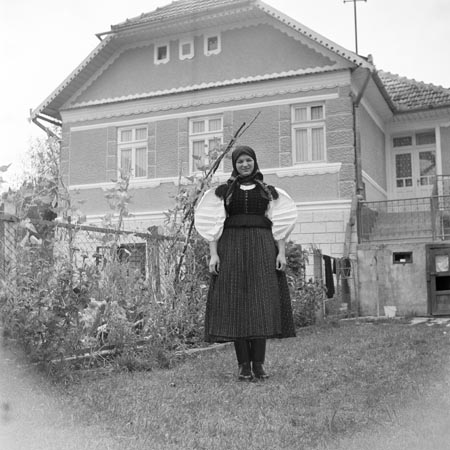 népviseletben