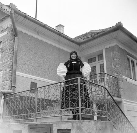 népviseletben