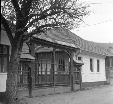 lakóház és kötött kapu